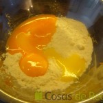 01 - Mezclamos la harina con las yemas de huevo y mantequilla