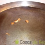 02 - Doramos los ajos laminados en el aceite de la paella