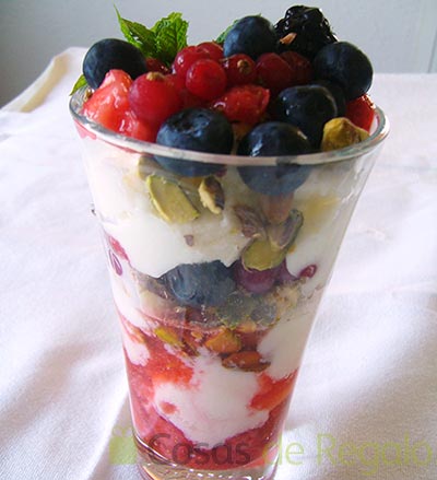 Parfait de helado de yogur con frutos rojos y pistachos