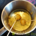 03 - Freímos las brochetas con tempura en abundante aceite