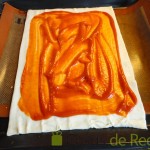 02 - Estiramos una plancha de empanada y pintamos con tomate
