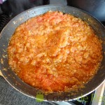 04 - Añadimos el tomate triturado al sofrito, dejando que cueza lentamente