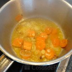 01 - Pochamos las zanahorias y la cebolla cortadas