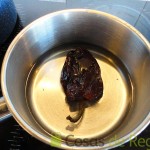 01 - Dejamos el pimiento choricero dentro de agua caliente