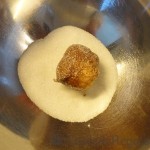 08 - Rebozamos los buñuelos en azúcar y canela