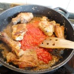 05 - Cuando la cebolla esté pochada, añadimos el tomate rallado