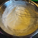 01 - Mezclamos el yogur con el queso y azúcar