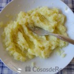 08 - Aplastamos las patatas cocidas y juntamos con aceite de oliva
