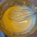 03 - Montamos el mousse juntando la crema de mango y el merengue