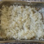 03 - Después de cocer, esparcimos y enfriamos el arroz
