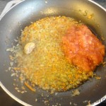 03 - Añadimos el tomate rallado al sofrito