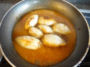 10 - Terminamos cociendo los calamares rellenos en la salsa