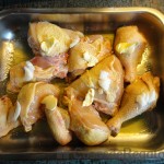 01 - Colocamos el pollo cortado sobre una bandeja de horno