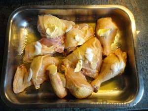 01 - Colocamos el pollo cortado sobre una bandeja de horno