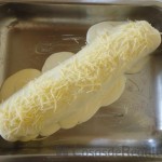 09 - Cubrimos el tronco de patata con bechamel y espolvoreamos queso rallado