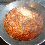 02 - Sofreímos el ajo, la cebolla, el pimiento y, después, el tomate
