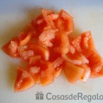 04 - Escaldamos el tomate, lo pelamos, despepitamos y lo cortamos a trozos generosos
