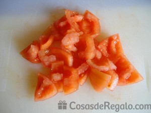 04 - Escaldamos el tomate, lo pelamos, despepitamos y lo cortamos a trozos generosos