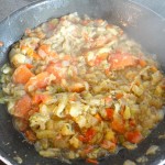 06 - Incorporamos la pula de las berenjenas y el tomate al final de la cocción