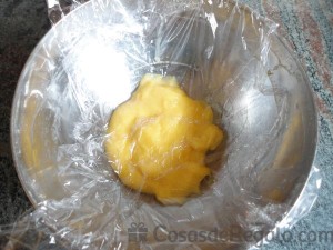 06 - Cubrimos con papel film y dejamos enfriar la crema pastelera en la nevera