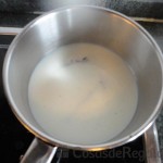 01 - Hervimos la leche con la mitad del azúcar y la media vaina de vainilla