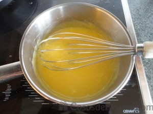 01 - Calentamos en un cazo los ingredientes hasta obtener la crema de limón