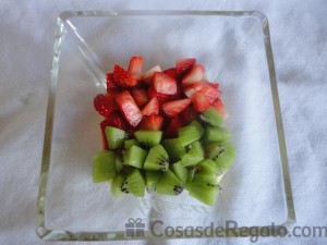 05 - Una capa de fresas y kiwi