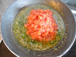 02 - Incorporamos el tomate pelado y trocerado