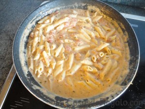 04 - Incorporamos los macarrones cocidos en la salsa de Mascarpone