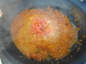 04 - Incorporamos el tomate rallado a la paella
