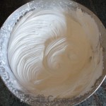 01 - Montamos las claras con el azúcar para el merengue