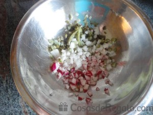 01 - Picamos la verdura que irá cruda junto con el huevo cocido