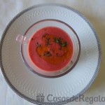 02 - El Gazpacho de fresas servido sobre la mesa