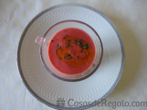 02 - El Gazpacho de fresas servido sobre la mesa