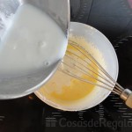 01 - Mezclamos la leche caliente con los huevos batidos