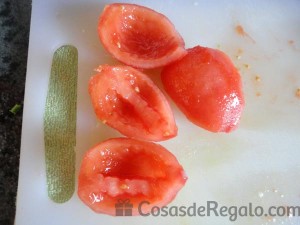 01 - Escaldamos los tomates, los pelamos y los despepitamos