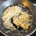 05 - Salteamos la cebolleta y añadimos el arroz