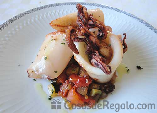 Calamares con pisto de calabacín, cebolla y tomate