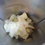 01 - Trituramos la patata cocida con el parmesano y la mantequilla