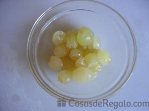 02 - La uva moscatel cortada y pelada
