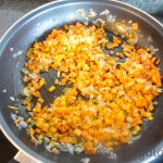 03 - Pochamos el calabacín y la zanahoria cortados