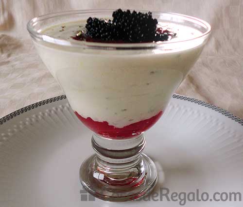 Crema de yogur con pepino y cilantro