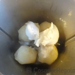 01 - Cocemos las patatas, las pelamos y las trituramos con los demás ingredientes
