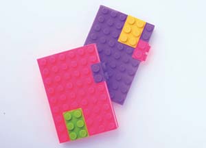 Libreta con tapas de colores en bloques de construcción