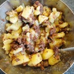 02 - Mezclamos las patatas con el interior del embutido sin hacer puré