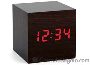Reloj despertador con forma de cubo de madera