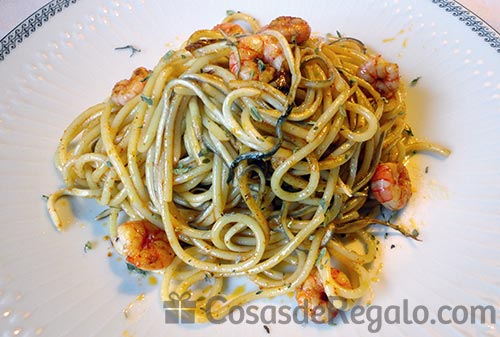 Espaguetis con gambas y gulas al ajillo, una receta espectacular