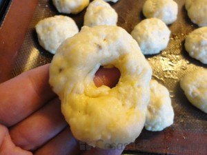 09 - Hacemos un agujero en los buñuelos antes de freírlos