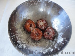 11 - Pasamos los buñuelos por azúcar