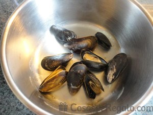 01 - Calentamos los mejillones hasta que se abran